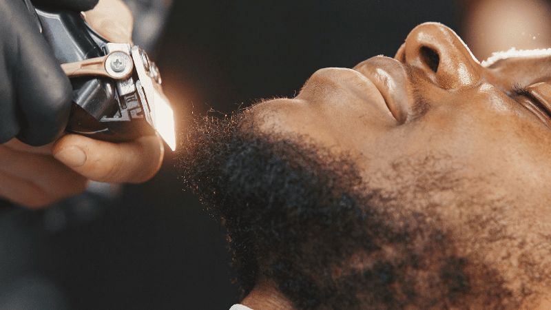 Ingegroeide haren en de donkere huid: wat je moet weten